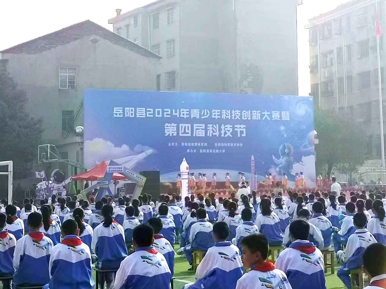 万搏平台APP宣传车亮相“岳阳县2024年青少年科技创新大赛暨第四届科技节”